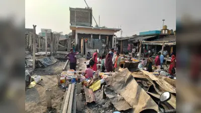 हाट में खुले आसमान के नीचे जले कचरे पर सजायी दुकानें