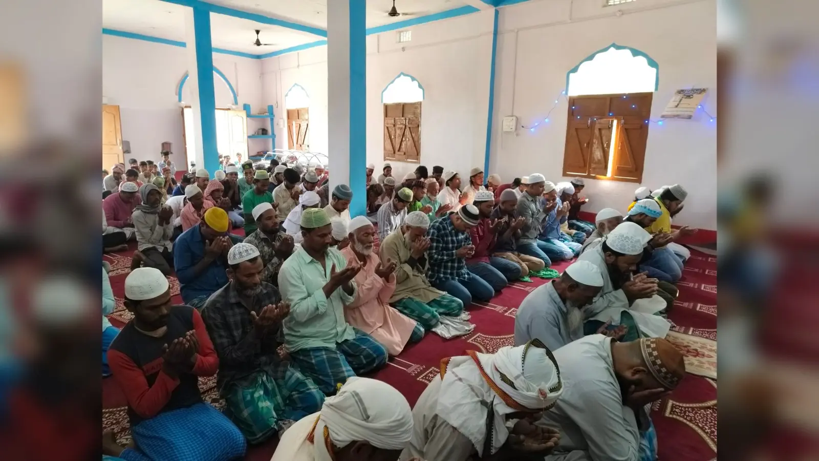 रमजान के पाक महीने में इबादत में डूबे लोग