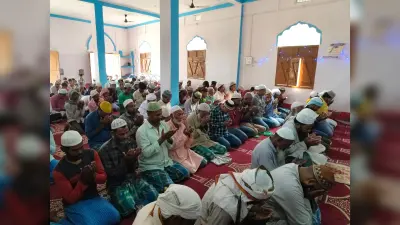 रमजान के पाक महीने में इबादत में डूबे लोग