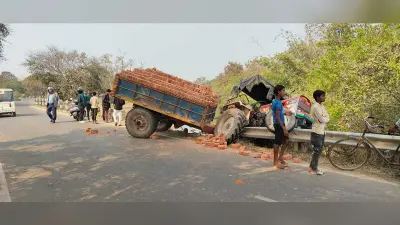 सड़क हादसे में टैंक लॉरी पलटी, चालक की मौत