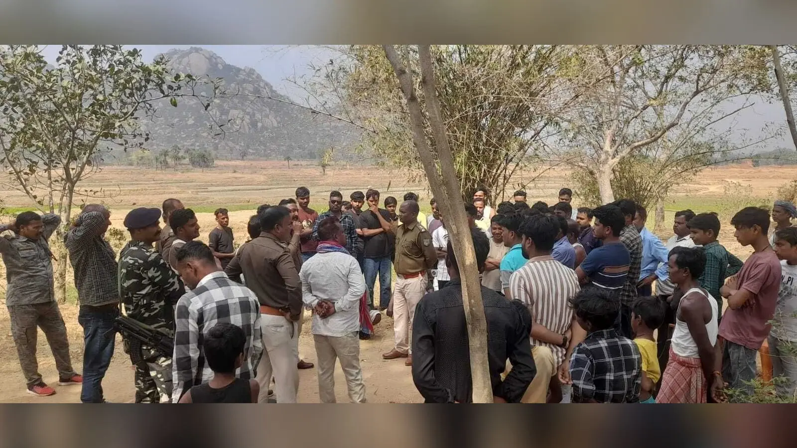 पेड़ पर लाउडस्पीकर लगाने को लेकर दो पक्षों में बकझक