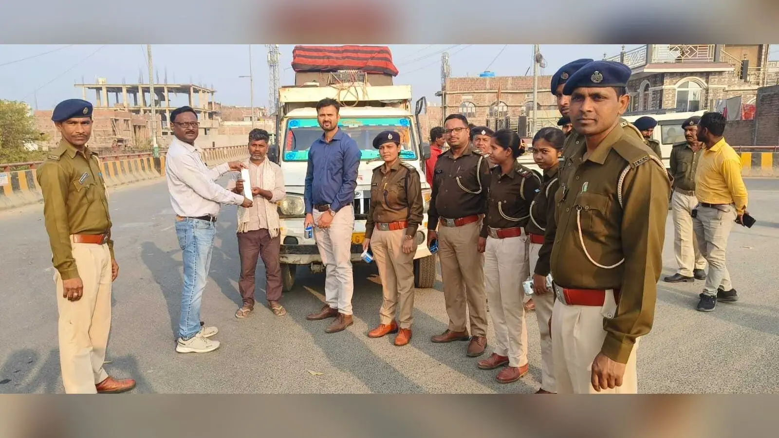 सड़क सुरक्षा बढ़ाने के उद्देश्य से आरओबी पर चलाया गया वाहन चेकिंग