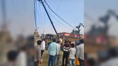 33 केवी बिजली पोल गिरने से शहर में छाया घंटों अंधेरा, लोग रहे परेशान
