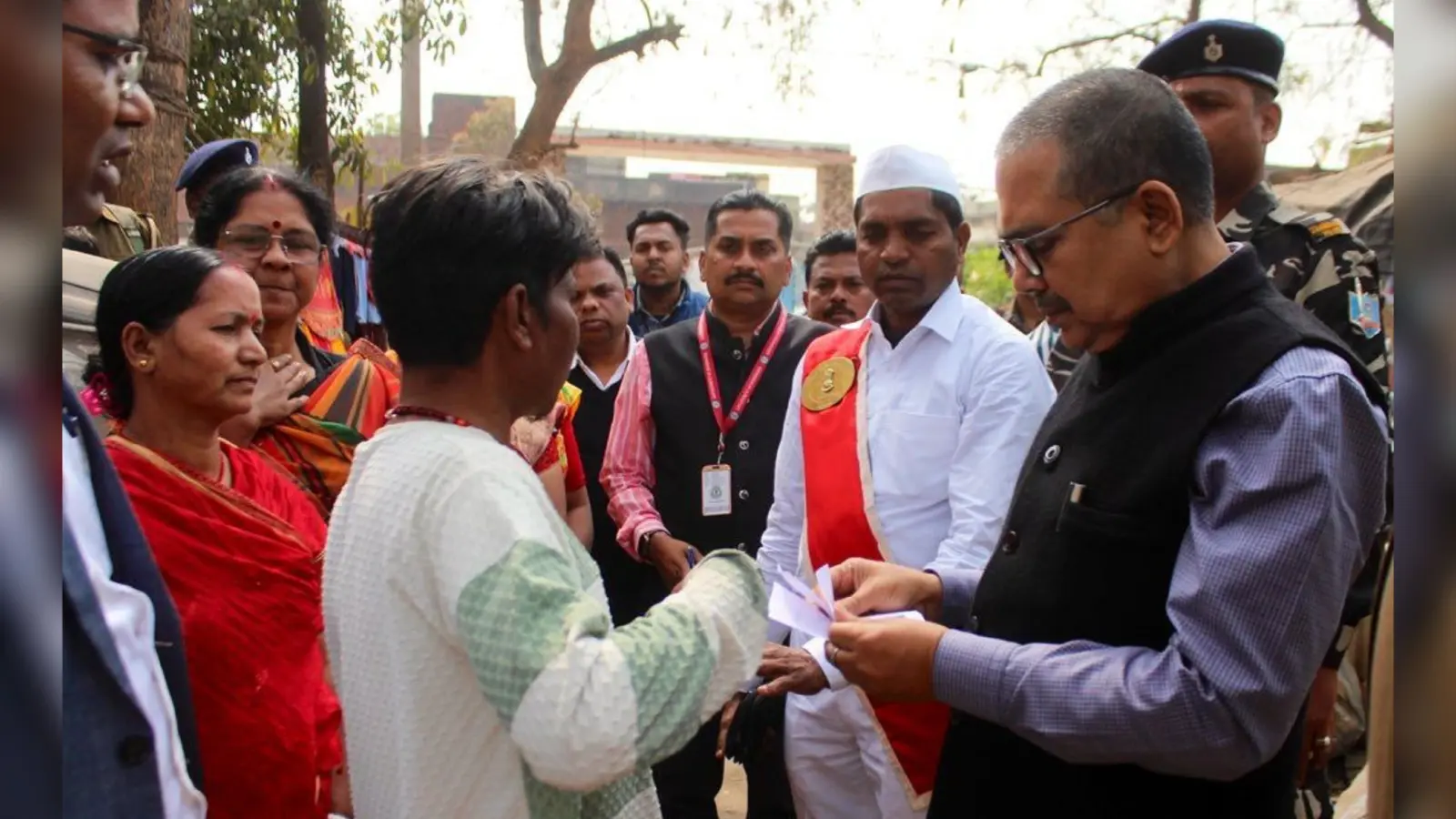 Bokaro News: प्रत्येक मतदाता तक पर्ची पहुंचाना करें सुनिश्चित