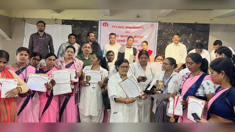 उत्कृष्ट कार्य के लिए सम्मानित किये गये चिकित्सक व स्वास्थ्यकर्मी