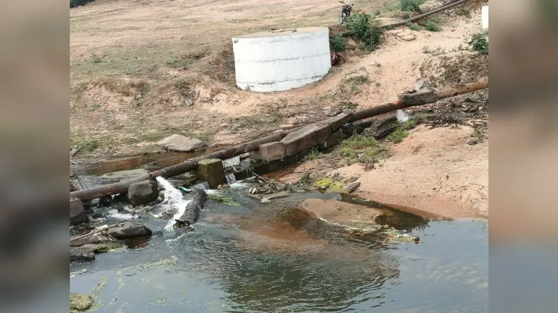 जर्जर पाइप लाइन से हर दिन हो रहा हजारों लीटर पानी बर्बाद