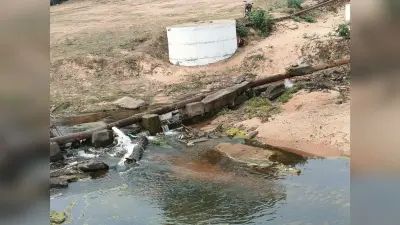 जर्जर पाइप लाइन से हर दिन हो रहा हजारों लीटर पानी बर्बाद