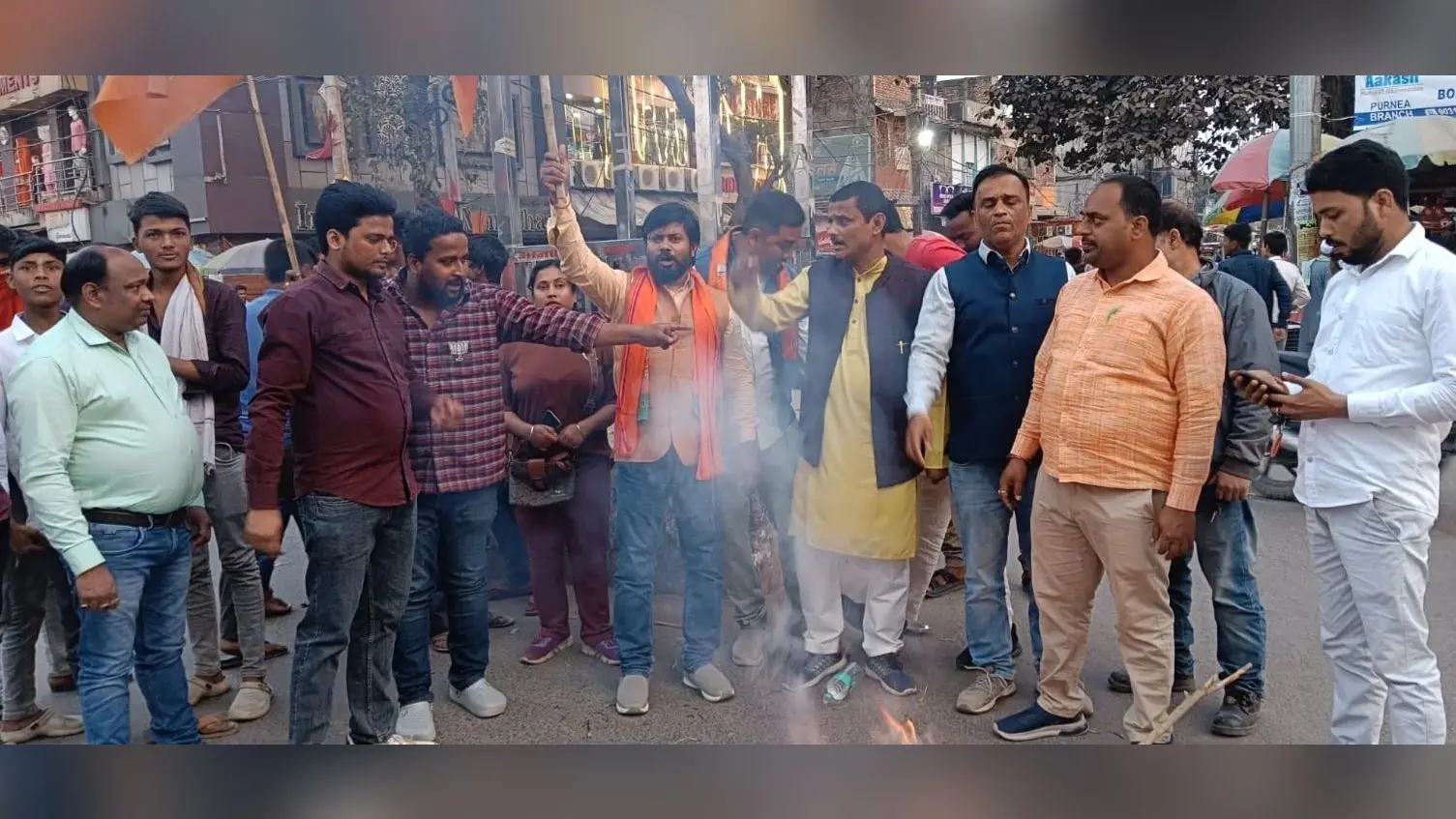 भाजपाइयों ने राहुल गांधी का पुतला फूंका