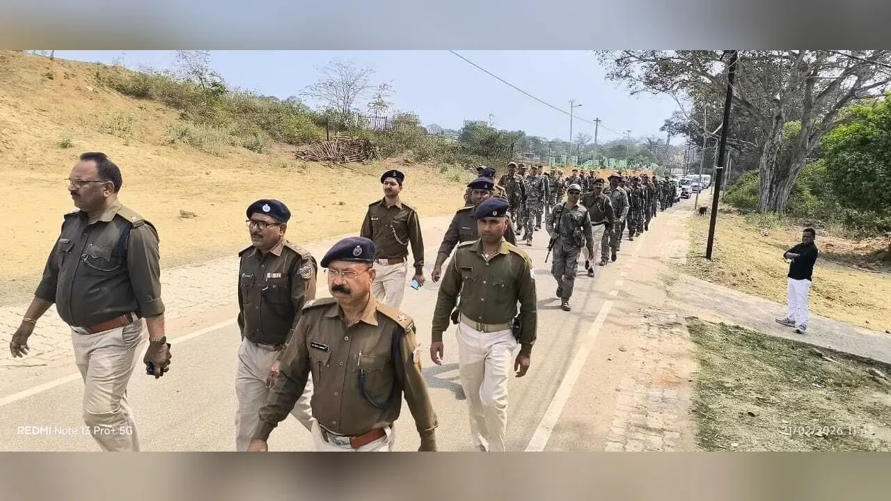 निकाय चुनाव शांतिपूर्ण माहौल में संपन्न कराने को लेकर पुलिस ने निकाला फ्लैग मार्च