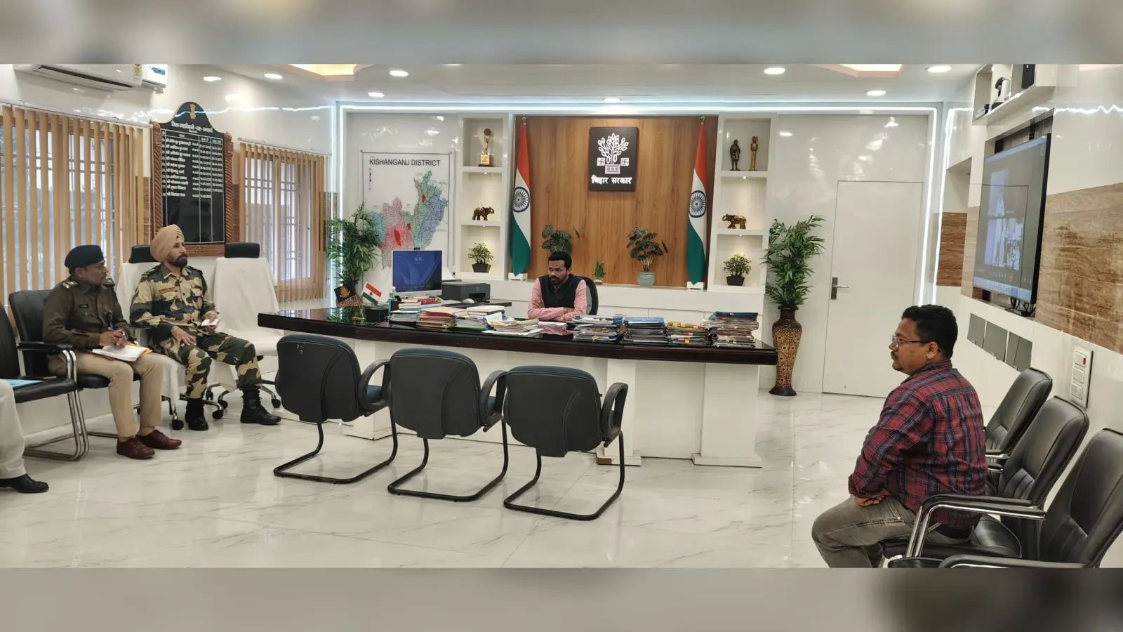 इंटेलिजेंस कलेक्शन को सुदृढ़ करने को ले बनाये व्हाट्सएप ग्रुप : डीएम