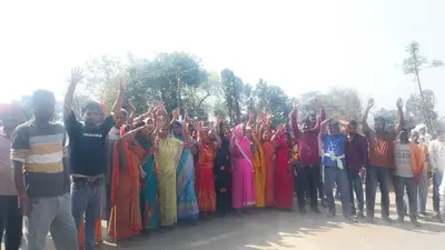 एनएच पर कट बंद करने पर ग्रामीणों का प्रदर्शन