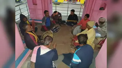 मधुसूदन मंदिर में गूंज रहे पारंपरिक होली गीत, देर रात तक फगदोल में उमड़ रहे श्रद्धालु