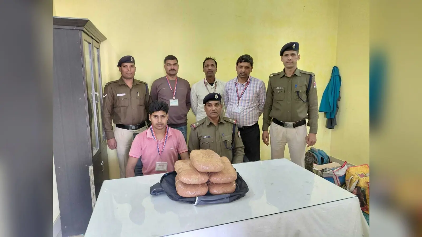 नीलांचल एक्सप्रेस से 2.5 लाख का पांच किलो गांजा बरामद