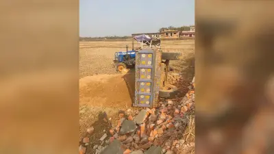 Giridih News :बालू लदा ट्रैक्टर पलटा, चालक की मौके पर मौत
