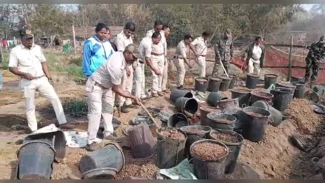 Chaibasa News : 950 लीटर देसी शराब नष्ट