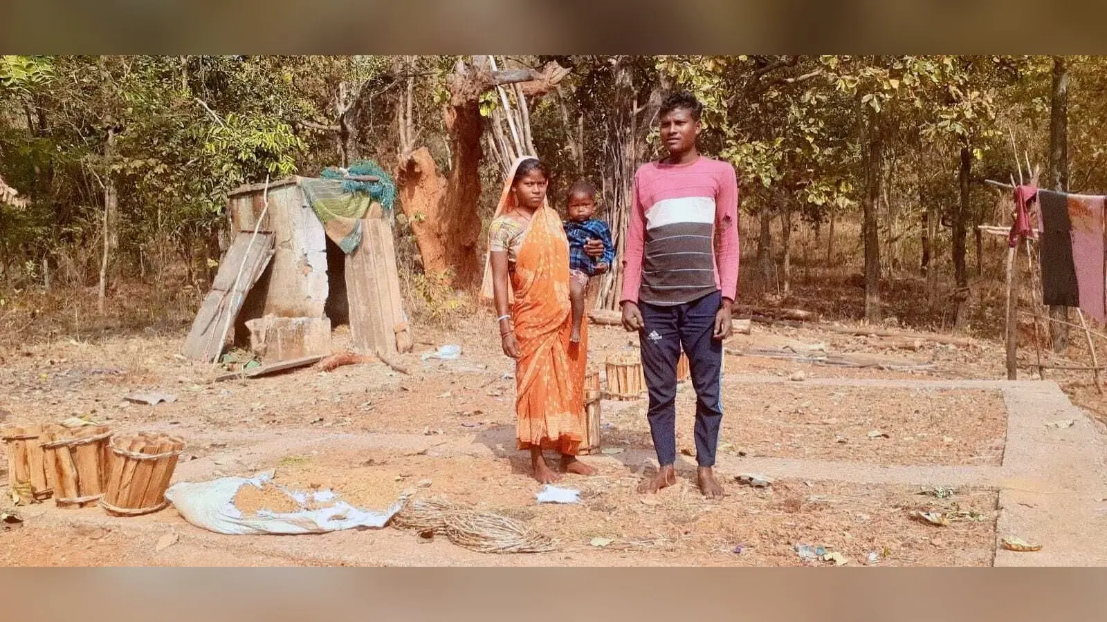 East Singhbhum News : बिचौलियों ने ठग ली जनमन आवास की राशि, अधर में लटका निर्माण