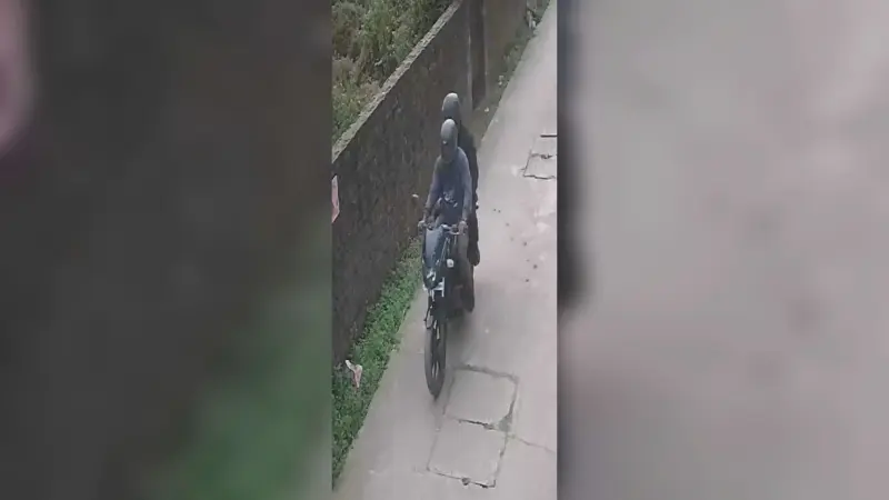 Dhanbad News: धनबाद में दिनदहाड़े दो महिलाओं के गले से चेन छीनी, भागते अपराधी सीसीटीवी में कैद