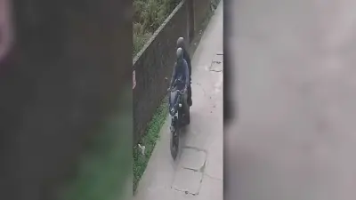 Dhanbad News: धनबाद में दिनदहाड़े दो महिलाओं के गले से चेन छीनी, भागते अपराधी सीसीटीवी में कैद