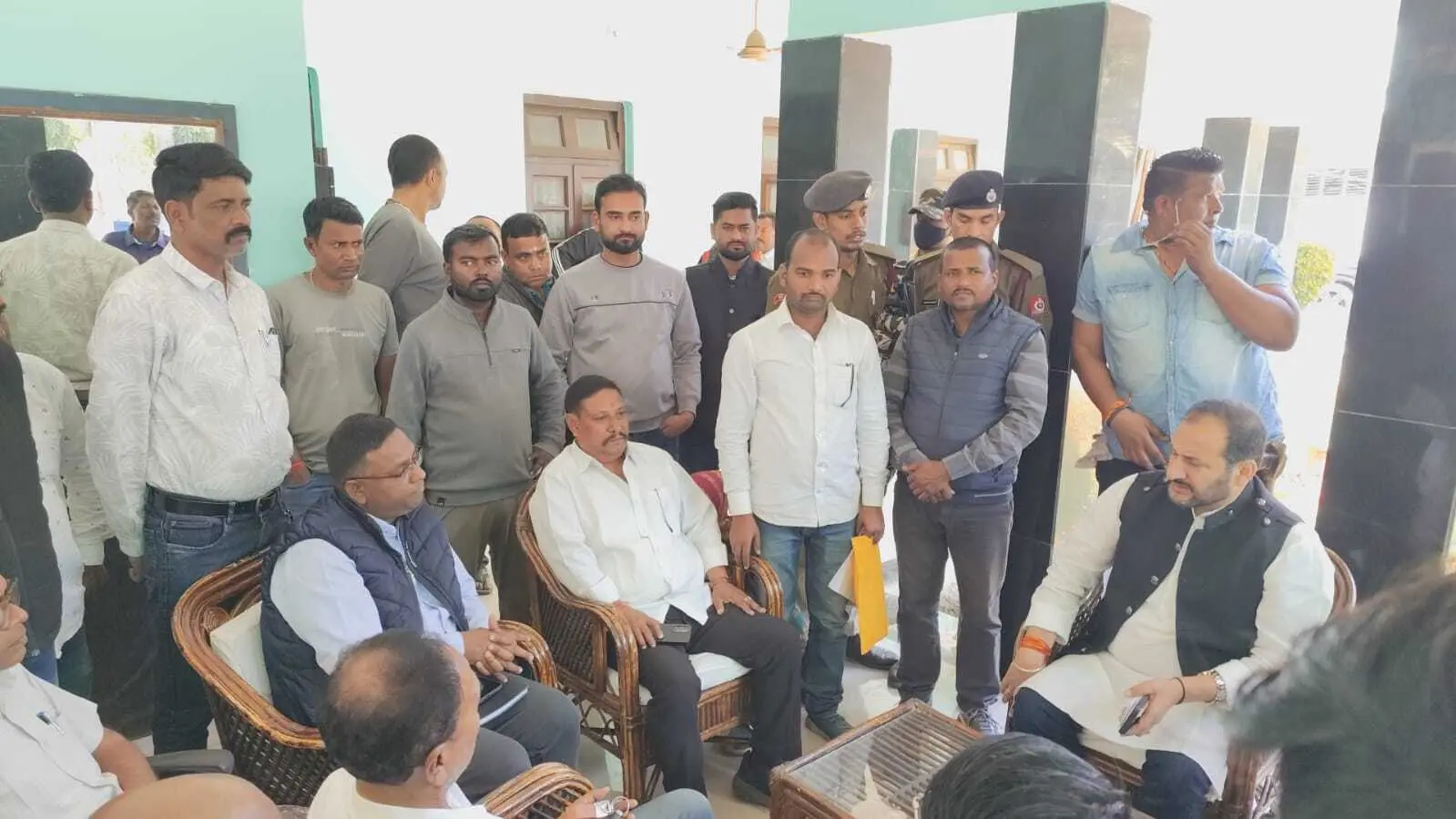 जनता दरबार में पहुंचे विधायक, बिजली संकट व जमीन विवाद पर अधिकारियों को दिए सख्त निर्देश
