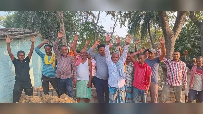 घटिया जल मीनार निर्माण कार्य पर भड़के ग्रामीणों ने किया विरोध-प्रदर्शन