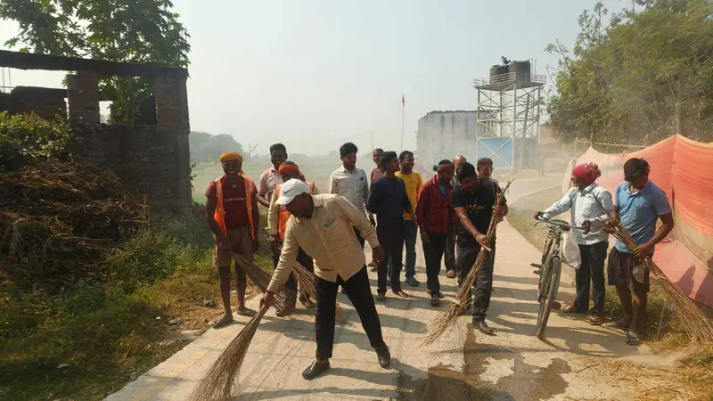 शासन गांव में स्वच्छता अभियान की मुखिया ने की शुरुआत