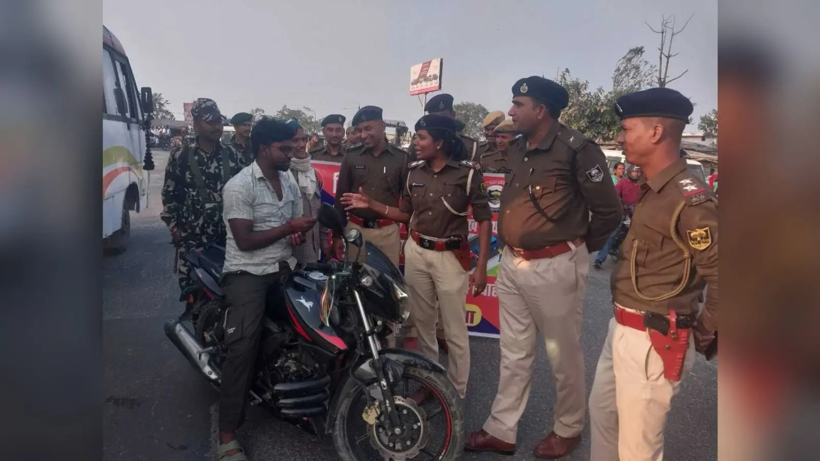 बिना हेलमेट बाइक चला रहे चालकों को चॉकलेट देकर किया जागरूक