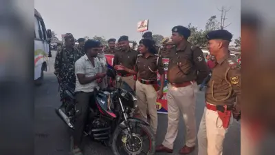 बिना हेलमेट बाइक चला रहे चालकों को चॉकलेट देकर किया जागरूक
