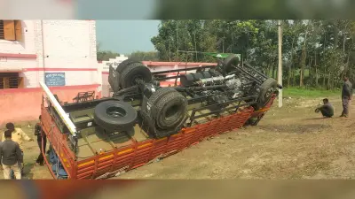 संतरा लोड ट्रक पलटा, चालक घायल