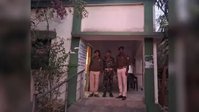 चुनाव : मतपेटियों के साथ बूथों पर पहुंचे मतदानकर्मी, वोटिंग आज