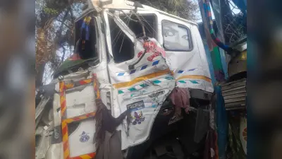 हाइवा और ट्रक के बीच आमने-सामने की टक्कर, बाल-बाल बचे चालक