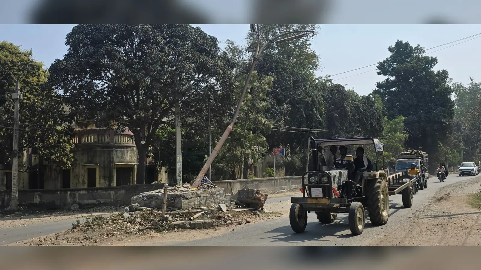 बालू लदे अनियंत्रित ट्रक की टक्कर से मौनिया बिगहा गोलंबर क्षतिग्रस्त