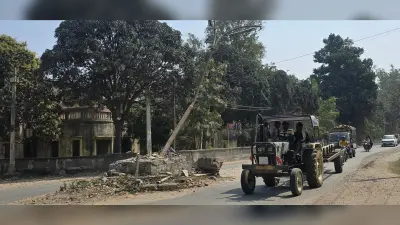 बालू लदे अनियंत्रित ट्रक की टक्कर से मौनिया बिगहा गोलंबर क्षतिग्रस्त