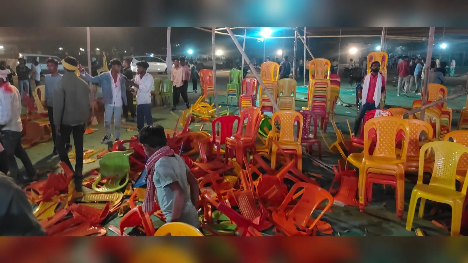 गुप्ताधाम महोत्सव में कलाकारों की प्रस्तुति के दौरान बेकाबू हुई भीड़, टूटीं सैकड़ों कुर्सियां