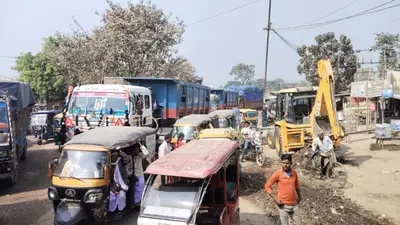 राष्ट्रीय राजमार्ग 107 निर्माण में लापरवाही से मीरगंज चौक पर भीषण जाम