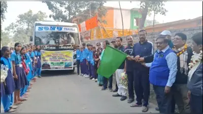 डीईओ ने मुख्यमंत्री परिभ्रमण के लिए मध्य विद्यालय अलौली के बच्चों को किया रवाना