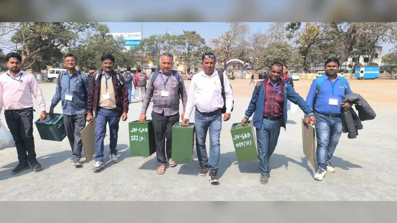 Giridih News :बूथों के लिए मतदान कर्मी हुए रवाना, सेक्टर अधिकारियों ने बूथों पर पहुंचाया मत पत्र