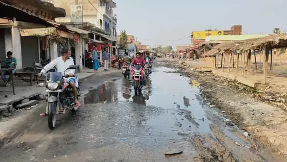 हनवारा बाजार में सड़कों पर जमा गंदा पानी, बीमारी का बना कारण