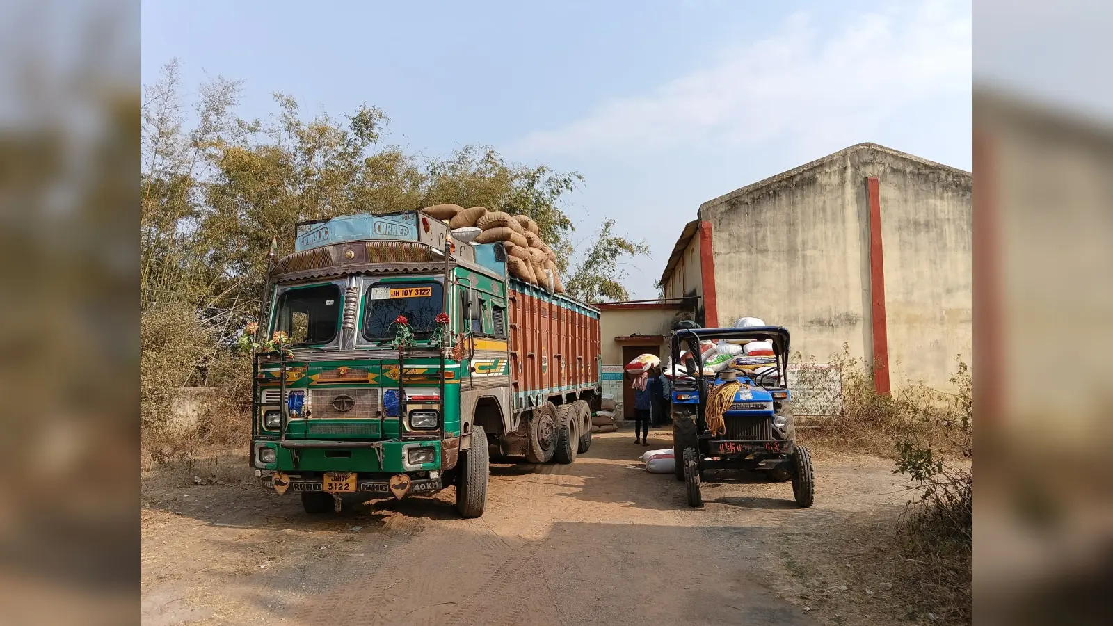 Giridih News :जेएसएफसी गोदाम में रखा जा रहा धान