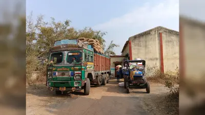 Giridih News :जेएसएफसी गोदाम में रखा जा रहा धान