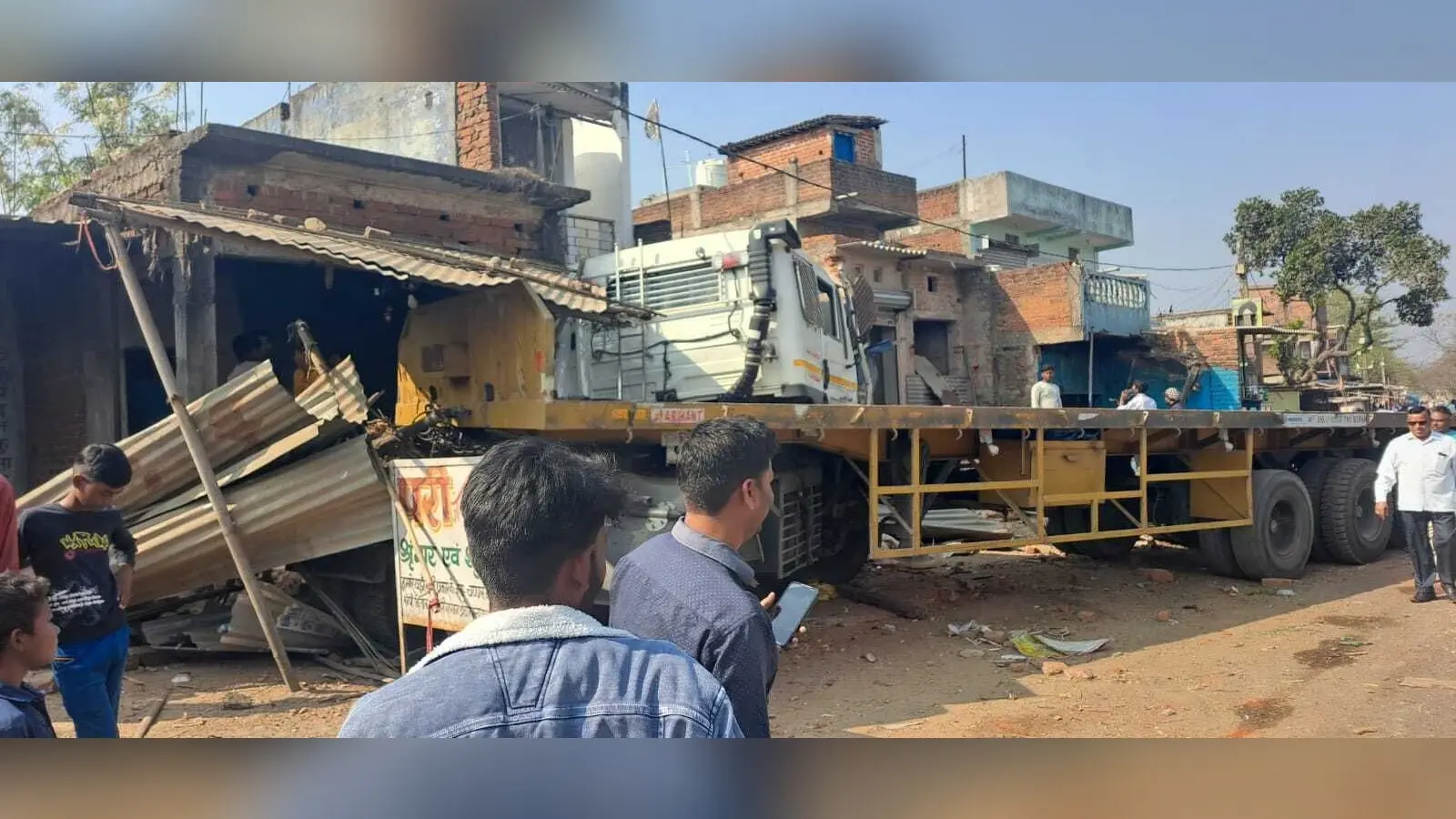 Giridih News :डबरसैनी में अनियंत्रित टेलर ने सात दुकानों को किया ध्वस्त