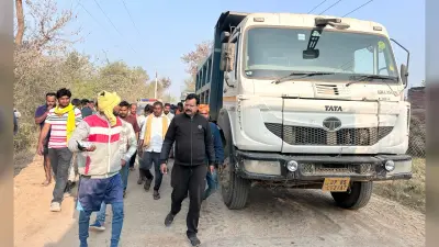 अनियंत्रित हाइवा ने छात्र को मारी टक्कर, आक्रोशित ग्रामीणों ने किया रोड जाम