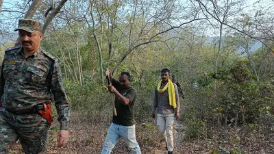 लक्ष्मण नगर में 110 लीटर शराब बरामद, कई लीटर घोल नष्ट