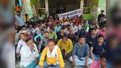 फुटपाथ दुकानदारों ने निगम कार्यालय का किया घेराव