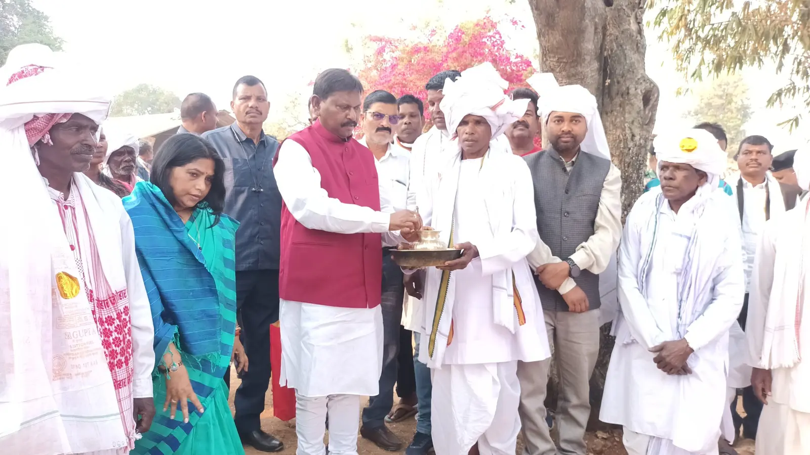 दिवंगत सानिका पाहन के पत्थलगड़ी कार्यक्रम में शामिल हुए अर्जुन मुंडा