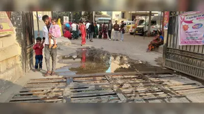 सदर अस्पताल के मुख् गेट पर गंदे पानी के बहाव से मरीज परेशान