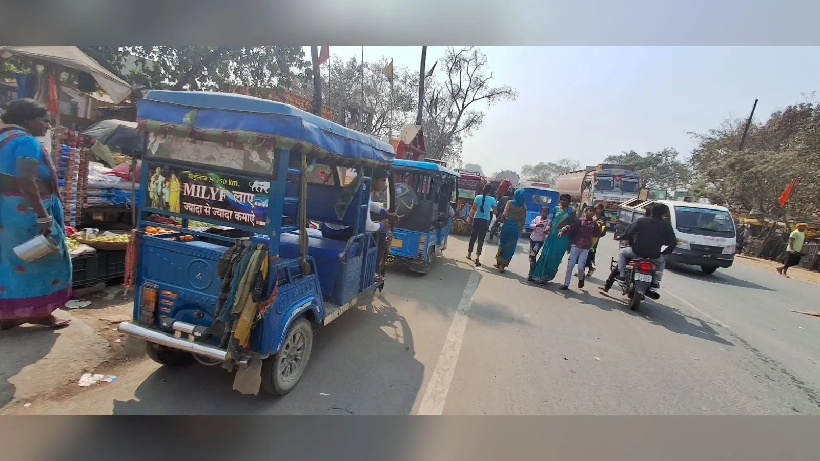 परिवाहन नियमों के विपरित मुख्य सड़कों पर टोटो मार रहा फर्राटा