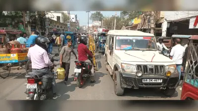 मैट्रिक परीक्षा की छुट्टी के दौरान शहर में लगा जाम, ट्रैफिक पुलिस ने संभाली कमान