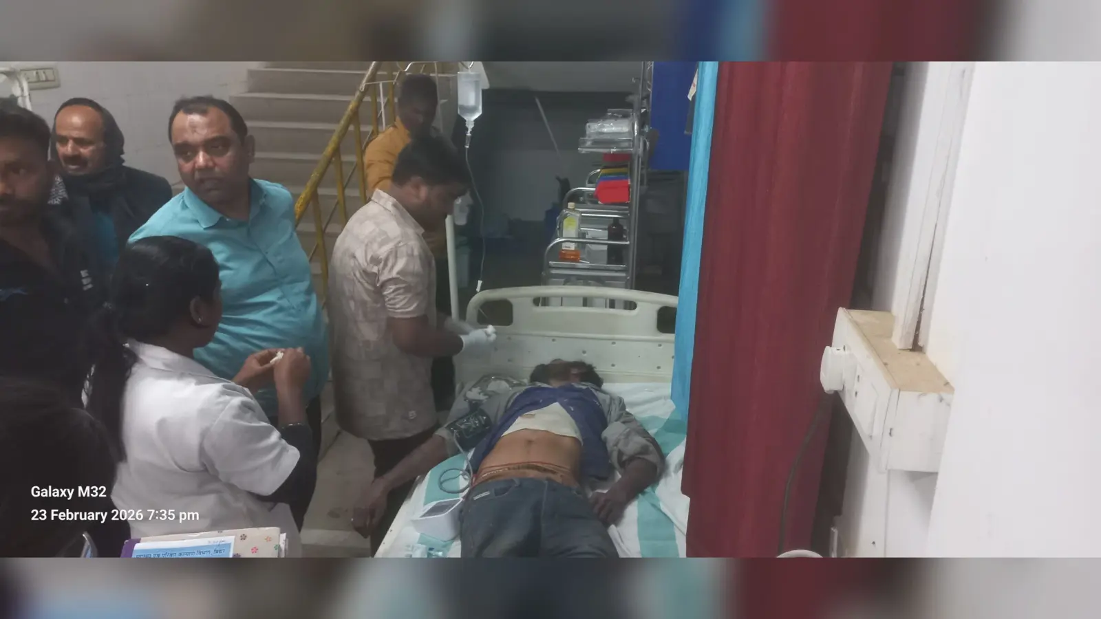 ट्रक के धक्के से बाइक चालक गिरकर हुआ जख्मी, रेफर