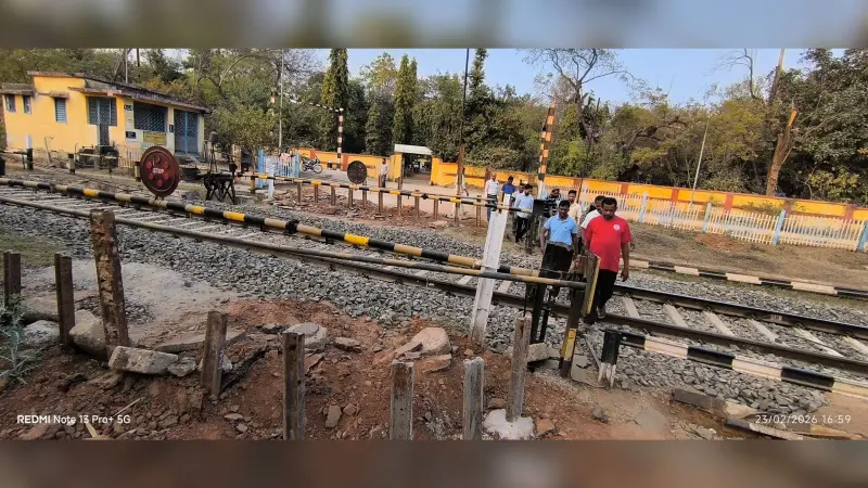 जान जोखिम में डालकर मतदान केंद्र पहुंचे मतदाता