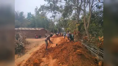 ग्रामीणों ने श्रमदान से बनायी सड़क